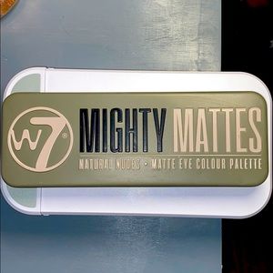 💄🤩MIGHTY MATTES EYE SHADOW PALLET NEVER USED